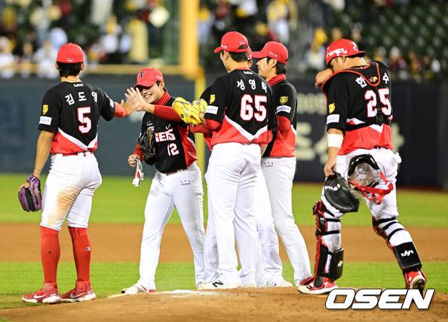 [OSEN=잠실, 지형준 기자] 프로야구 KIA 타이거즈가 개막 2연패에서 탈출했다. 그러나 LG 트윈스는 8년 만에 개막 3연패를 당했다.&nbsp;KIA는 31일 서울 잠실구장에서 열린 2026 KBO리그&nbsp;LG와 시즌 첫 맞대결에서 7-2로 승리했다. 김도영이 투런 홈런 포함 4타수 3안타 1볼넷 3타점으로 활약했다. 카스트로는 2루타 2방을 때리며 2타점을 기록했다.&nbsp;선발투수 올러는 6이닝 동안 단 3안타만 맞고 1볼넷 3탈삼진 무실점으로 승리 투수가 됐다. KIA 선수들이 승리를 기뻐하고 있다. 2026.03.31&nbsp;/ jpnews@osen.co.kr