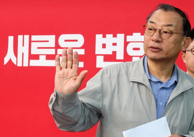 ▲국민의힘 이정현 공천관리위원장이 31일 서울 영등포구 여의도 중앙당사에서 50만 이상 도시 경선 결과 발표를 마친 뒤 유승민 전 의원의 불출마 의사를 존중한다며 추가 질의를 받지 않고 회견장을 나서고 있다. ⓒ연합뉴스