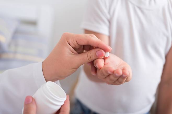 31일 질병관리청에 따르면 국내 소아·청소년에게 처방되는 항생제 3건 중 1건은 부적절하게 처방되는 것으로 나타났다. 게티이미지뱅크&nbsp;