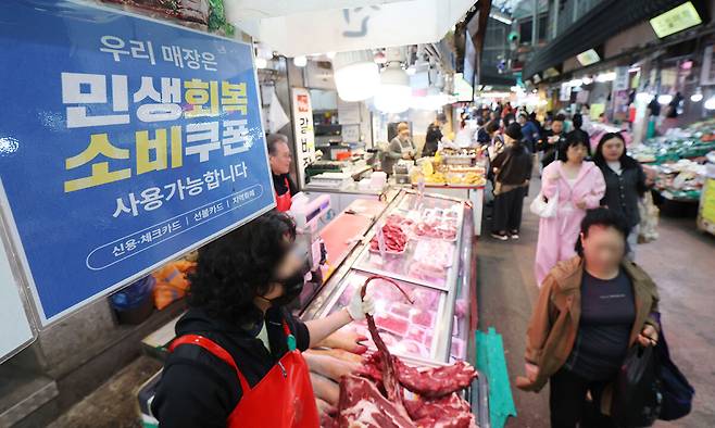 지갑 열리나… 기대감 부푼 시장골목 31일 경기 수원시 팔달구 못골시장에 민생회복 소비쿠폰 안내문이 붙어있다. 정부가 중동 정세 장기화에 따른 고유가 충격 완화를 위해 총 26조2000억원 규모의 추가경정예산안(추경)을 편성, 소득 하위 70% 국민 약 3580만명에게 1인당 10만∼60만원의 지원금을 지급하기로 했다. 수원=뉴스1