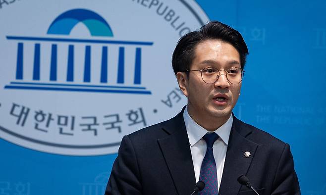 전용기 더불어민주당 의원이 31일 서울 여의도 국회 소통관에서 쌍방울 대북송금 사건 박상용 검사와 서민석 전 이화영 경기도 평화부지사 변호인과의 추가 녹취록 관련 기자회견을 하고 있다. 뉴스1