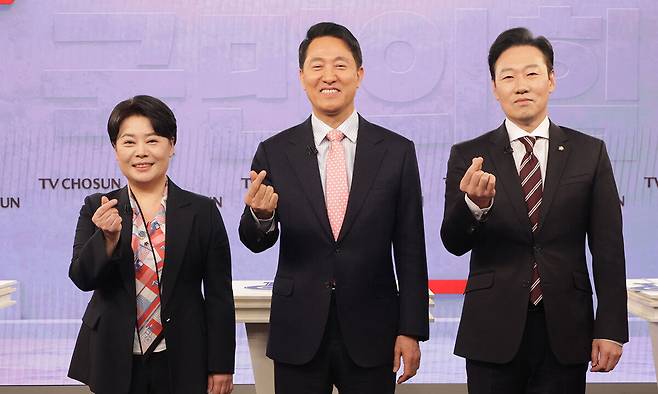 31일 서울 중구 TV조선 스튜디오에서 열린 국민의힘 6·3 지방선거 서울특별시장 후보자를 가리기 위한 비전 토론회에서 윤희숙(왼쪽부터), 오세훈, 박수민 후보가 포즈를 취하고 있다. 국회사진기자단