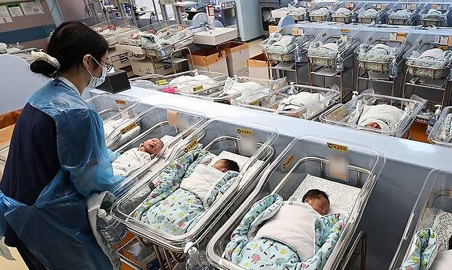 맞벌이 가구 아내의 가사 노동 시간은 남편의 2.9배에 달하며, 아내가 생계를 전담하는 외벌이 가구에서도 아내가 남편보다 1.5배 더 많이 일하는 것으로 집계됐다. 지난 26일 경기도 고양시 CHA의과학대학교 일산차병원 신생아실에서 간호사가 신생아를 돌보고 있다. 연합뉴스
