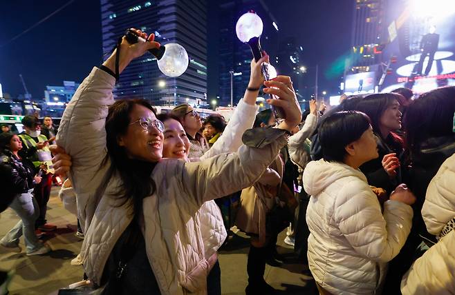 지난 21일 방탄소년단(BTS) 광화문 컴백 공연이 서울 종로구 광화문 광장에서 시민과 외국인 아미(BTS 팬덤 명칭) 등이 공연을 지켜보고 있다. 사진공동취재단