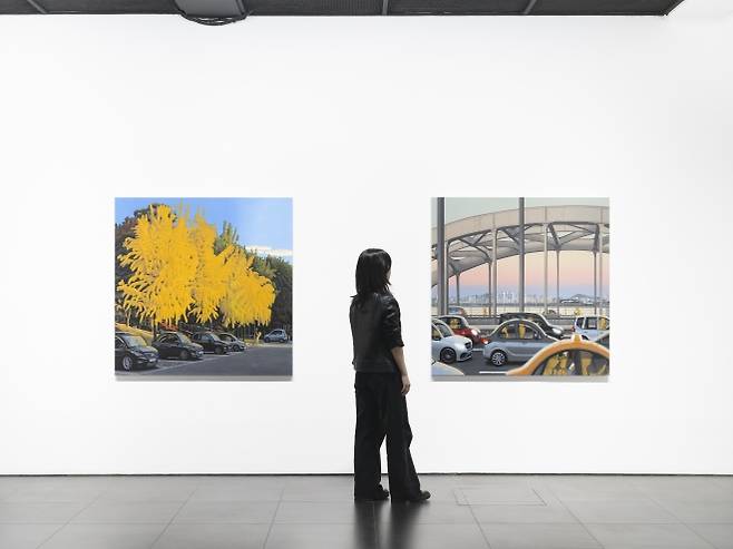 갤러리현대에서 열리고 있는 이우성 작가의 전시 전경. 한 여성 관람객이 이우성의 ‘퇴근길 한강대교’라는 작품을 감상하고 있다. 갤러리현대 제공