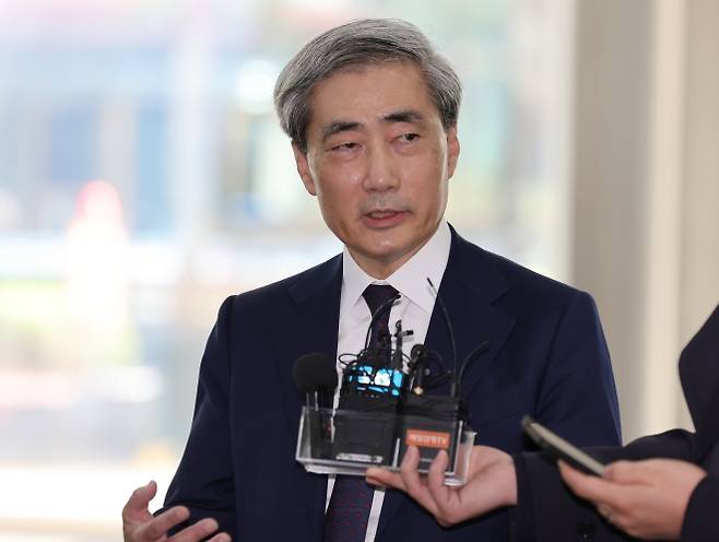 신현송 한국은행 총재 후보자가 31일 서울 중구 한화금융플라자에 마련된 인사청문회 준비 사무실로 출근하며 취재진의 질문에 답하고 있다. 연합뉴스