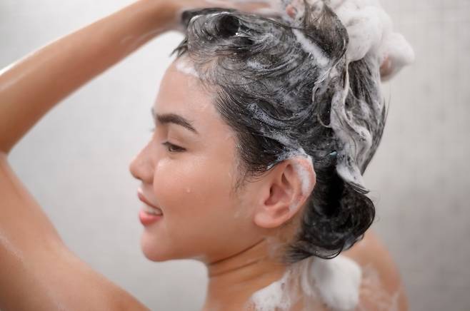 샴푸로 머리를 감고 있는 모습. 123rf