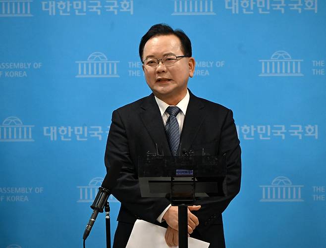 김부겸 전 국무총리가 30일 국회 소통관에서 대구시장 출마를 선언한 후 취재진의 질의에 답변하고 있다. 성형주 기자