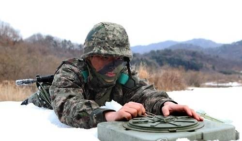 적 전차의 진출을 저지하기 위한 M19 대전차지뢰를 설치하는 모습. 연합뉴스