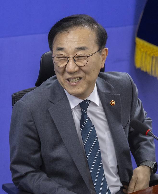 김윤덕 국토교통부 장관이 18일 국회 의원회관에서 열린 국토부-국토해양위 당정 협의에 참석해 더불어민주당 국토해양위 소속 의원들과 인사하고 있다. 연합뉴스