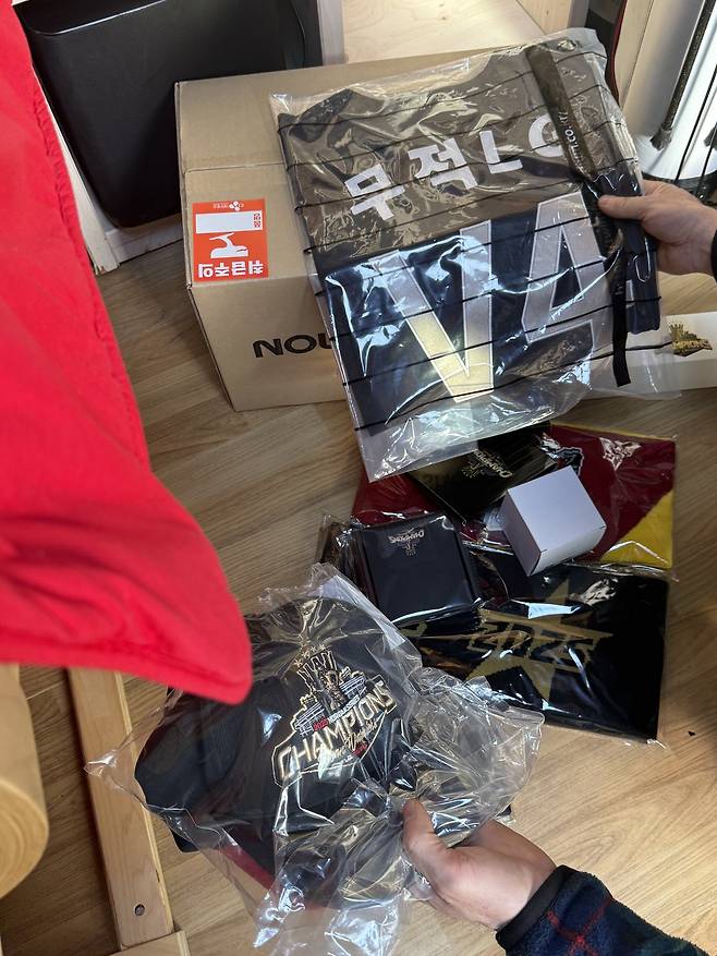 “어우, 이것도 안 뜯었구나”라며 구매 후 개봉하지 않았던 택배 상자를 열어 내용물을 확인하는 최용규 씨. 김도연 기자