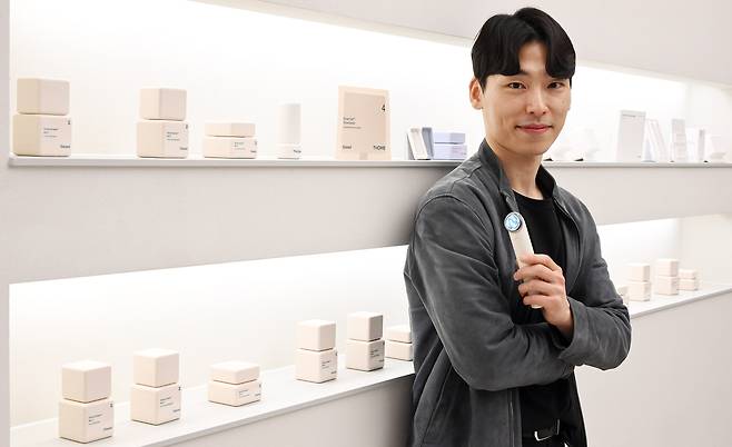 12일 서울 성동구 앳홈 본사에서 진행된 서울경제신문과의 인터뷰에서 양정호 앳홈 대표가 더 글로우 뷰티 디바이스를 들고 있다. 오승현 기자