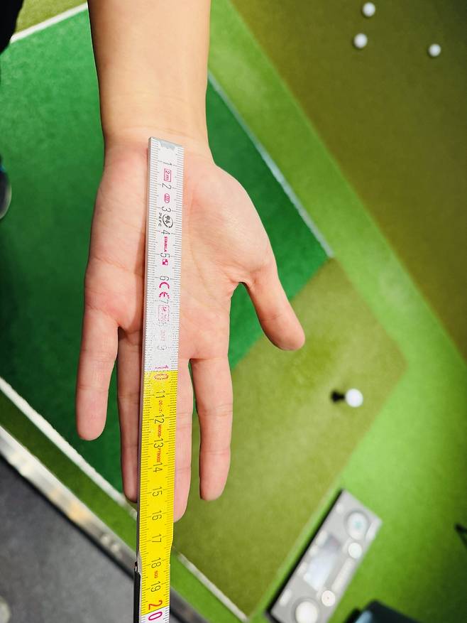 드라이버 피팅은 손 사이즈 측정부터 시작한다.