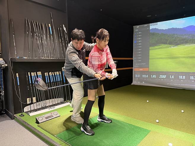 피팅을 담당한 김의진 과정이 노윤경씨에게 스윙을 설명해 주고 있다. 핑의 피터들은 대부분 주니어 선수 출신이어서 스윙의 문제점도 짚어줄 수 있다.