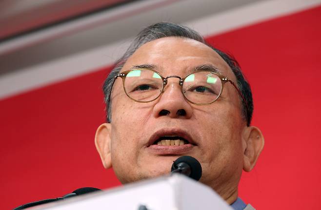 이정현 국민의힘 공천관리위원장이 31일 서울 영등포구 여의도 중앙당사에서 사퇴 의사를 밝히고 있다.연합뉴스