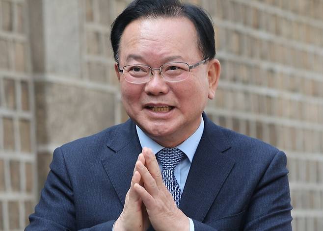 김부겸 전 국무총리가 3월26일 서울 중구 달개비에서 더불어민주당 정청래 대표와 회동을 마친 뒤 이동하고 있다. ⓒ연합뉴스