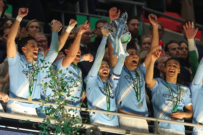 맨시티 실바(가운데)가 소속팀과 약 10년에 걸친 인연을 뒤로하고 이별을 예고했다. AP뉴시스