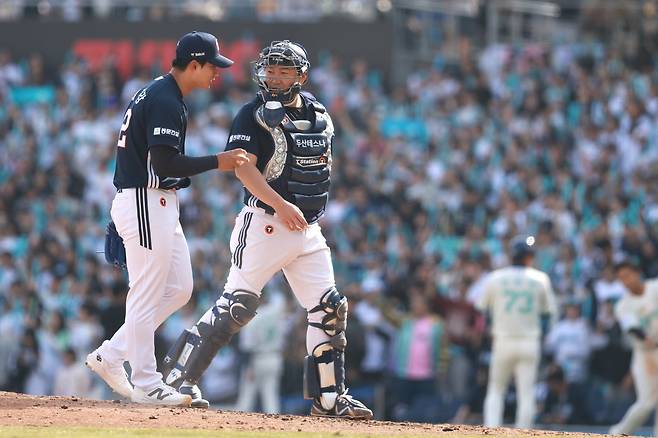 두산 양의지(오른쪽)가 29일 창원 NC전서 투수 최지강과 대화를 나누고 있다. 사진제공ㅣ두산 베어스