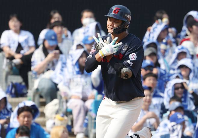 롯데 손호영이 지난 29일 삼성전에서 솔로홈런을 친 뒤 그라운드를 돌고 있다. 연합뉴스