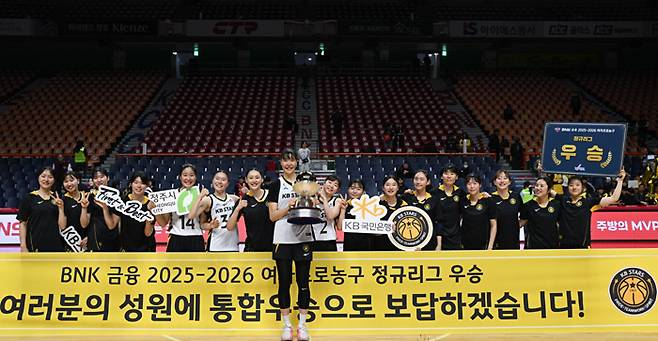 박지수(가운데)가 지난달 30일 부산 사직체육관에서 열린 BNK금융 2025~2026 여자프로농구 정규리그 최종전에서 우승을 확정지은 뒤 트로피를 안고 동료들과 기념 사진을 촬영하고 있다. WKBL 제공