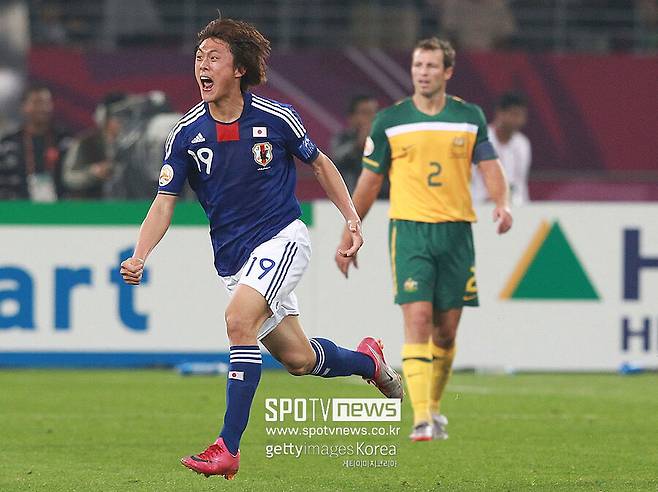 ▲ 재일교포 3세로 현역 시절 일본 귀화 후 '사무라이 블루' 일원으로 활약한 이충성(사진 왼쪽)이 자신처럼 한국 청소년 대표팀을 뛰다 귀화를 결심한 수비형 미드필더 윤성준의 앞길을 응원했다.