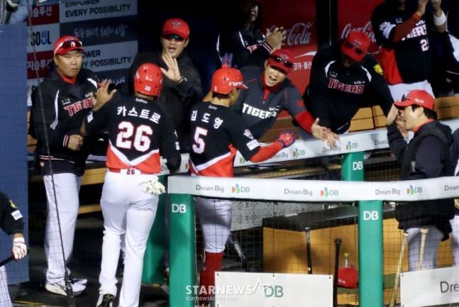 2026 신한 SOL Bank KBO리그 LG 트윈스 대 KIA 타이거즈 경기가 31일 서울 잠실야구장에서 열렸다.  KIA 김도영이 2회초 2사 2루에서 좌월 2점 홈런을 날리고 홈인한 후 이범호 감독의 환영을 받고 있다.