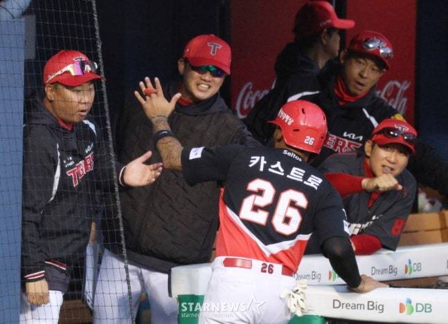 2026 신한 SOL Bank KBO리그 LG 트윈스 대 KIA 타이거즈 경기가 31일 서울 잠실야구장에서 열렸다.  KIA 1회초 1사 2루에서 2루주자 카스트로가 김도영의 우전 적시타 때 선제 득점한 후 이범호 감독의 환영을 받고 있다.