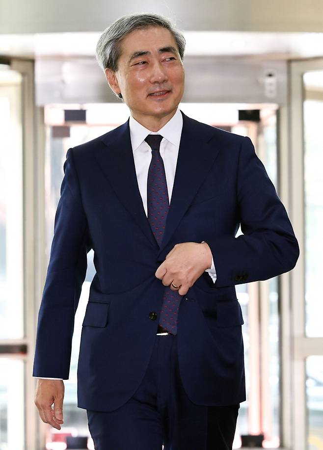 신현송 한국은행 총재 후보자가 31일 서울 중구 한화 금융플라자에 차려진 인사청문회 준비 사무실로 출근하며 기자들의 질문에 답하고 있다.[사진 | 뉴시스]