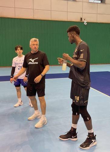 헤난 대한항공 감독(중앙)과 대화하는 마쏘(오른쪽) [대한항공 제공. 재판매 및 DB 금지]