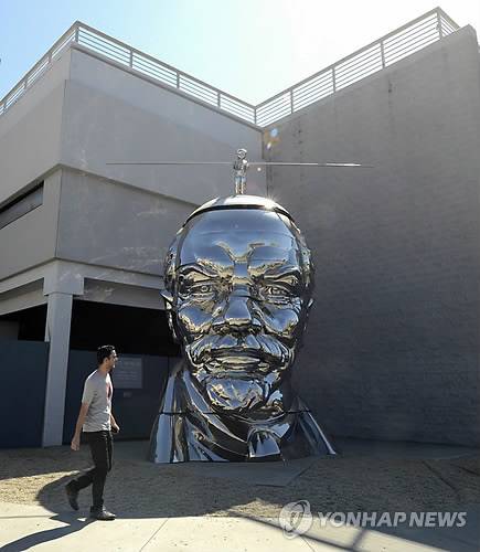 가오의 작품 '레닌 머리 위에서 자세를 잡으려 하는 미스 마오' [EPA 연합뉴스 자료사진]