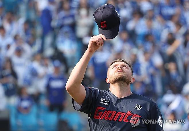 호투 끝낸 비슬리 (대구=연합뉴스) 김현태 기자 = 29일 대구 삼성라이온즈파크에서 열린 2026 신한 SOL뱅크 KBO리그 롯데 자이언츠와 삼성 라이온즈 경기. 5회까지 투구를 마친 롯데 선발투수 비슬리가 마운드를 내려오고 있다. 2026.3.29 mthkt@yna.co.kr