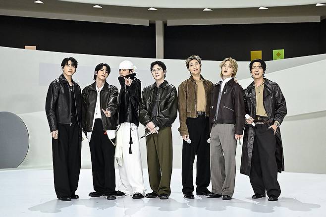 BTS, '아리랑'으로 '빌보드 200' 7번째 정상 (서울=연합뉴스) 그룹 방탄소년단(BTS)이 정규 5집 '아리랑'(ARIRANG)으로 영국에 이어 미국 앨범 차트 1위도 석권했다고 30일 밝혔다. 사진은 그룹 방탄소년단(BTS). 2026.3.30 [Todd Owyoung/NBC 제공. 재판매 및 DB 금지] photo@yna.co.kr