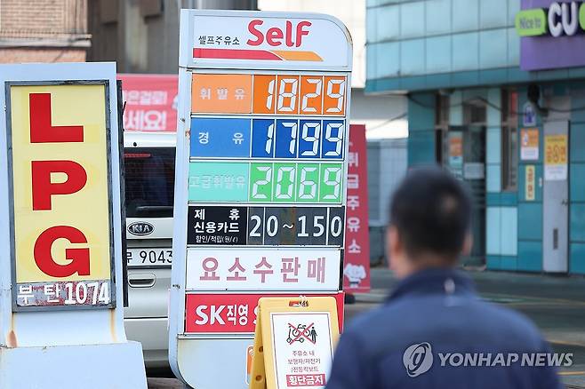 전쟁, 고유가 대응 25조원 추경 편성 (서울=연합뉴스) 류효림 기자 = 당정은 이번 추가경정예산안을 25조원 규모로 편성하기로 했다. 더불어민주당과 정부, 청와대는 지난 22일 국회에서 고위 협의회를 열어 추경안 규모와 내용 등을 논의했다고 민주당 강준현 수석대변인이 브리핑에서 밝혔다. 강 수석대변인은 "전쟁 추경을 신속히 편성해 물류, 유류비 경감과 수출 기업 지원을 추진해나가기로 했다"며 "차등 지원을 통해 취약계층 및 지방 등에 지원을 더 많이 해야 하는 데 의견을 모았다"고 말했다. 사진은 23일 서울 시내 주유소 모습. 2026.3.23 ryousanta@yna.co.kr