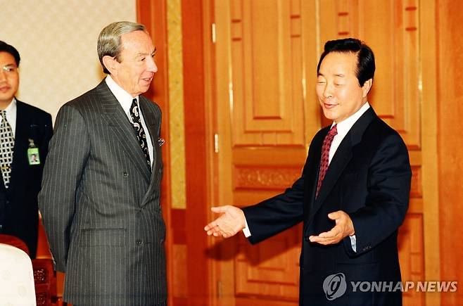 김대통령 워런 크리스토퍼 미 국무장관 갈루치 차관보등 접견 청와대에서 김영삼 대통령이 워런 크리스토퍼 미 국무장관 갈루치 차관보등을 접견하고 있다./김승두
//1994.11.9(서울=연합뉴스)//

<저작권자 ⓒ 2007 연 합 뉴 스. 무단전재-재배포 금지.>