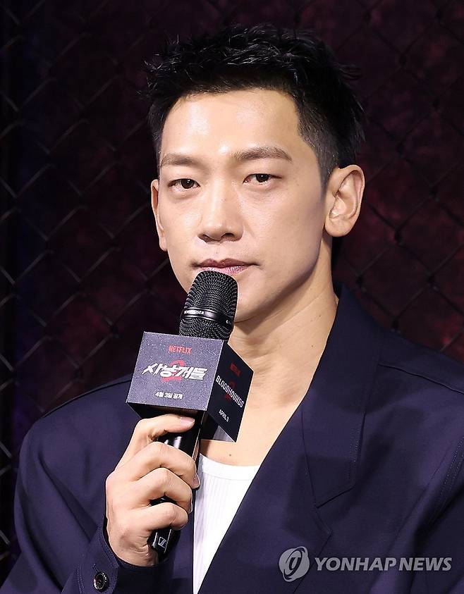 사냥개들2 출연한 정지훈 (서울=연합뉴스) 이재희 기자 = 배우 정지훈이 31일 서울 중구 앰배서더서울풀만호텔에서 열린 넷플릭스 시리즈 '사냥개들' 시즌2 제작발표회에서 인사말을 하고 있다. 2026.3.31 scape@yna.co.kr