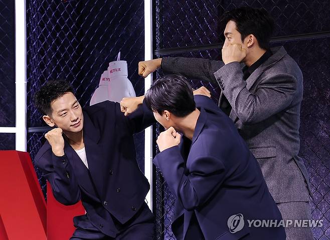 포즈 취하는 정지훈-우도환-이상이 (서울=연합뉴스) 이재희 기자 = 배우 정지훈(왼쪽부터), 우도환, 이상이가 31일 서울 중구 앰배서더서울풀만호텔에서 열린 넷플릭스 시리즈 '사냥개들' 시즌2 제작발표회에 참석, 포즈를 취하고 있다. 2026.3.31 scape@yna.co.kr