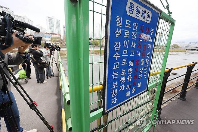 대구 신천서 '캐리어 속 여성 시신' 발견 (대구=연합뉴스) 김현태 기자 = 31일 대구 북구 칠성동 잠수교 아래 신천에서 여성의 시신이 담긴 캐리어가 발견된 가운데 캐리어가 발견된 지점에서 취재진이 취재하고 있다. 2026.3.31 mtkht@yna.co.kr