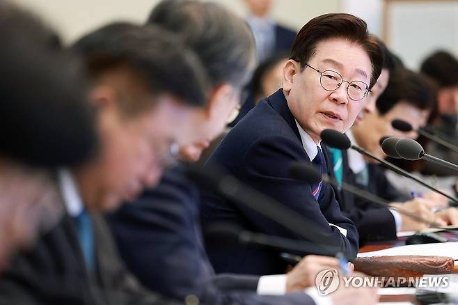 국무회의에서 질문하는 이재명 대통령 (서울=연합뉴스) 한상균 기자 = 이재명 대통령이 31일 청와대에서 열린 국무회의에서 조현 외교부 장관에게 질문하고 있다. 2026.3.31 xyz@yna.co.kr