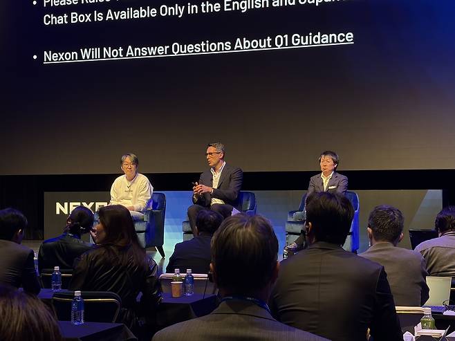 질의응답하는 넥슨 일본법인 경영진 왼쪽부터 이정헌 CEO, 패트릭 쇠더룬드 회장, 우에무라 시로 CFO [게임기자단 제공]