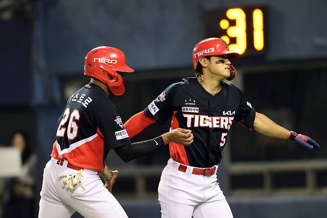 31일 LG전에서 홈런을 치고 기뻐하는 KIA 김도영(오른쪽) [KIA 타이거즈 제공. 재판매 및 DB 금지]