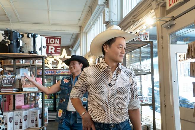 넷플릭스 '이서진의 달라달라'를 연출한 나영석 PD와 배우 이서진 / 사진제공=넷플릭스