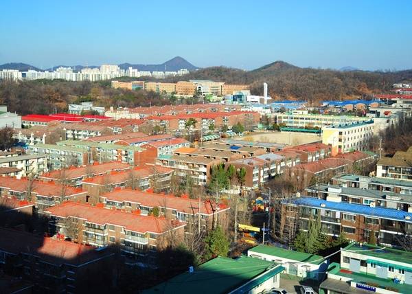 안산시의 표준주택 예정가격이 전반적인 상승세를 보이는 가운데, 부동산 시장은 여전히 관망 기조가 이어지고 있는 것으로 나타났다. 사진은 안산시 전경. /안산시 제공