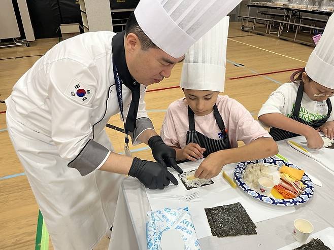 2025년 경기도교육청 해외문화교류 사업 중 'K-food 김밥만들기' 체험 모습.