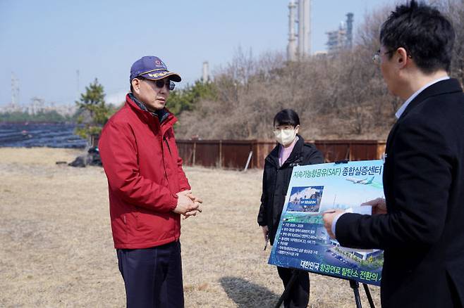 이완섭 서산시장이 2026년 3월 17일 지속가능항공유 종합실증센터 건립 대상지를 방문했다.(사진=서산시 제공)