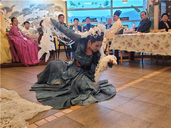 율려춤 창시자 이귀선의 춤사위.