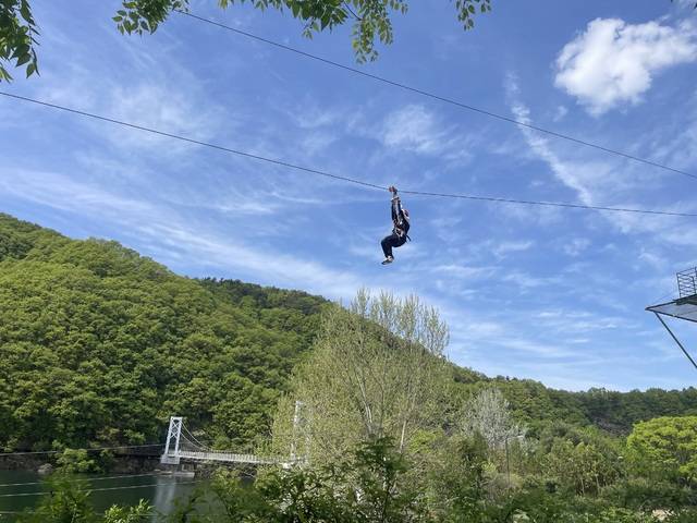 ▲ 충북 진천군은 제26회 생거진천 농다리 축제 기간을 맞아 축제 방문객과 지역 주민을 대상으로 초평호 집라인 체험 프로그램을 운영한다 / 진천군 제공