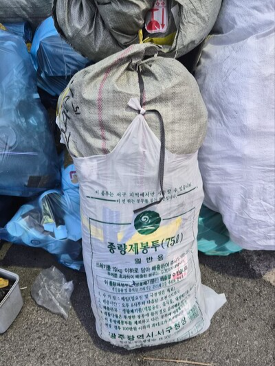 31일 광주광역시 서구 치평동에 과적 배출된 쓰레기 종량제 봉투가 놓여 있다. 독자 제공