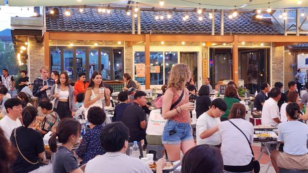 강진군 불금불파 행사에서 관광객들이 즐거운 시간을 보내고 있다. 강진군 제공