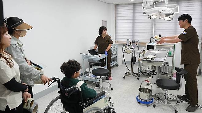 동물원의 호랑이, 코끼리, 기린, 낙타, 들소 등에 대한 이야기를 사육사들과 수의사들이 생생하게 전달하는 동물 해설 프로그램이 시작된 1일 오전 광주 북구 우치동물원 동물병원에서 방문객들이 동물원 수의사와 함께 회진을 하고 있다./조영권 기자