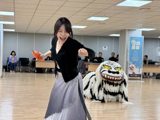 광주시립창극단이 4~5월 광주예술의전당 야외무대에서 기획공연 ‘빛고을 아침 꼬마풍류’를 선보인다. ‘얼쑤 사자춤을 추어보자’ 프로그램 시연 모습.